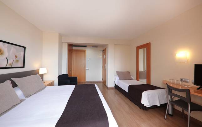 TRIPLE ROOM WITH BALCONY Hotel Sercotel Zurbaran Palma
